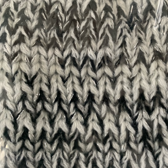 American Eagle Grey Marbled Winter Beanie Pom Pom Hat! - Picture 3 of 3
